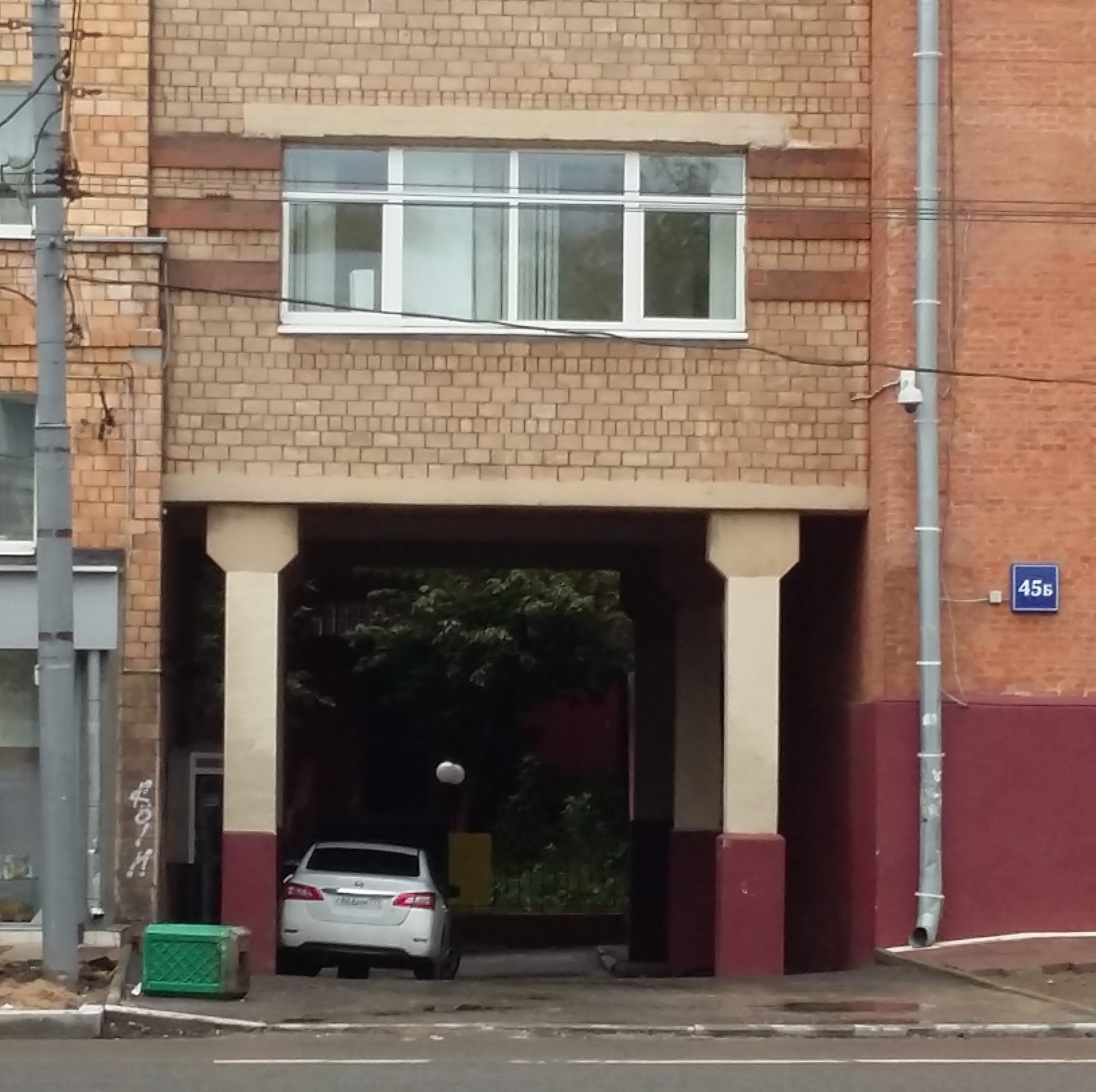 En portal som leder in genom en tegelbyggnad.