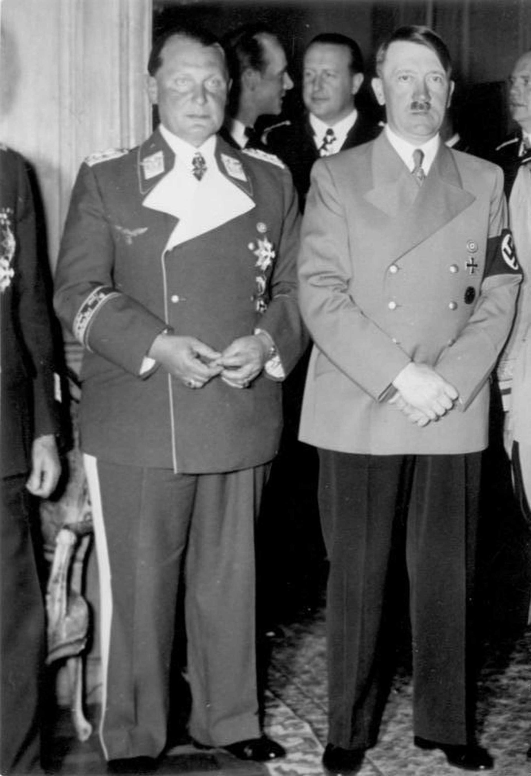 Svartvitt foto av Hitler och Göring står iklädda uniformer.